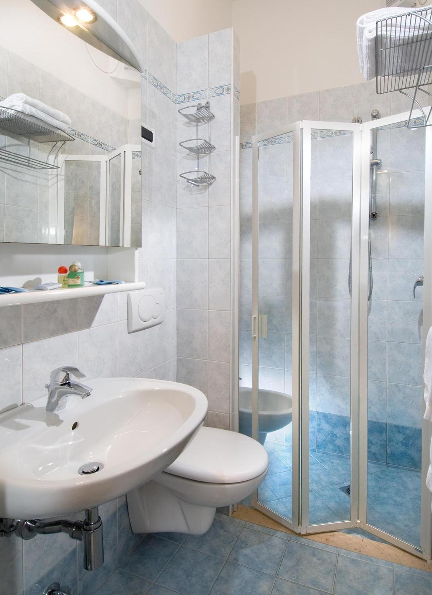 קרביה Hotel Trieste מראה חיצוני תמונה